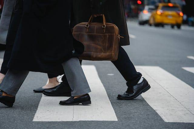 Cara menyeberang jalan raya dengan aman. Sumber: pexels.com