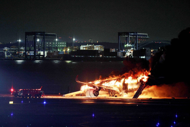 Pesawat Japan Airlines terbakar di landasan Bandara Haneda Tokyo pada Selasa (2/1/2024). Foto: JIJI PRESS / AFP