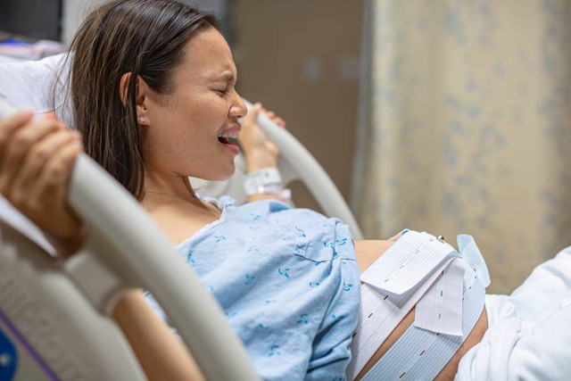 Ilustrasi ibu berteriak saat melahirkan. Foto: christinarosepix/Shutterstock