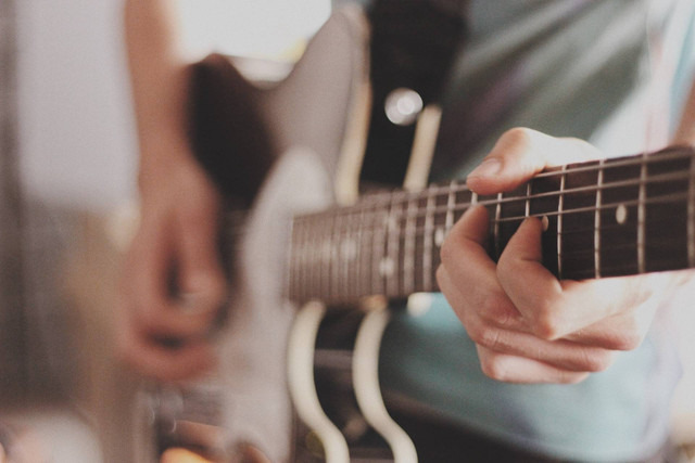 Ilustrasi gitar. Sumber foto: Unsplash
