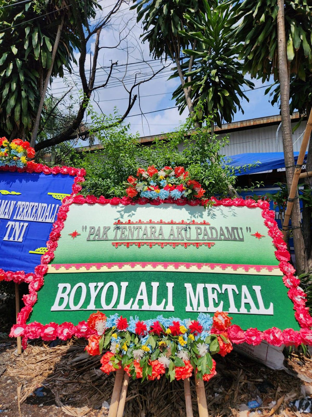 Markas Kompi B Yonif Raider 408/Suhbrastha dibanjiri karangan bunga dukungan. Foto: Dok. Istimewa