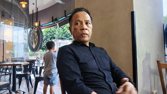 Mantan Gitaris Band Stinky, Ndhank Surahman Hartono saat Ditemui di Kawasan Cinere, Depok, Jawa Barat. Foto: Aprilandika Pratama/kumparan