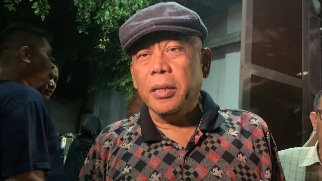 Eggi Sudjana tiba melayat ke rumah duka Rizal Ramli di Jalan Bangka, Jakarta, Selasa (2/1/2023) malam. Foto: Luthfi Humam/kumparan