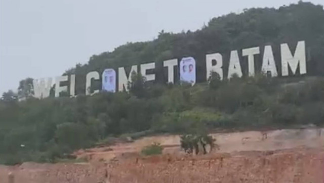 Baliho Paslon 02 Prabowo Gibran di papan 'Welcome to Batam' yang ikonik di Batam. Foto: Dok. Batamnews