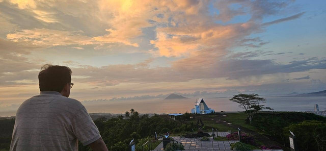 Koleksi Foto Pribadi: Di Bukit Doa Bebunga memandang sebuah kapel dan Gunung Manado Tua di seberang laut.