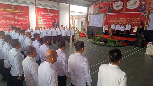 Upacara pembukaan kegiatan penandatanganan dokumen komitmen bersama pembangunan zona integritas kantor wilayah Kemenkumham Sulawesi Utara, Rabu (3/1).