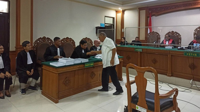 Mantan Kepala Kejaksaan Negeri (Kejari) Buleleng, Bali, Fahrur Rozi saat menghadiri sidang tuntutan di Pengadilan Tipikor Denpasar, Rabu (3/1/2023). Foto: Denita BR Matondang/kumparan