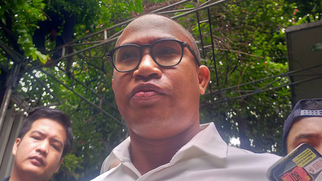 Tim Komunikasi Keluarga Rizal Ramli, Yos Nggarang menjawab pertanyaan wartawan di Jakarta, Rabu (3/1/2024). Foto: Ghinaa Rahmatika/kumparan