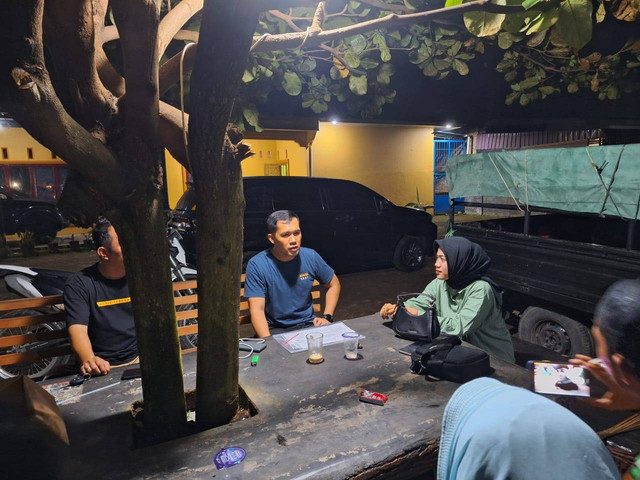 Suasana mediasi Khoirunnisa (18 tahun) seorang wanita di Tebing Tinggi, Sumut, yang memaksa kucing merokok. Foto: Dok. Istimewa
