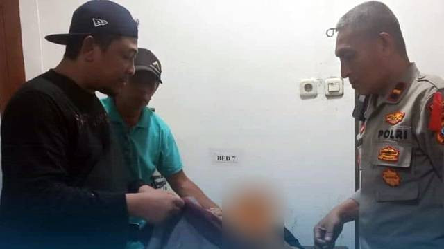 Polisi melakukan penyelidikan penyebab kematian David Boham, seorang ayah yang ditikam anaknya hingga tewas. 