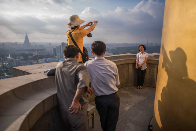 Gaya berpakaian warga Korea Utara. Foto: Ed Jones / AFP