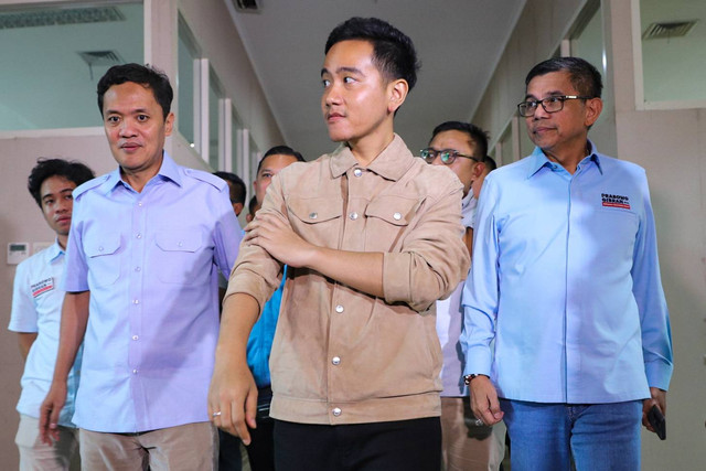 Cawapres 02 Gibran Rakabuming Raka usai menjalani pemeriksaan terkait bagi-bagi susu saat CFD di Kantor Bawaslu, Jakarta Pusat, Rabu (3/1/2024). Foto: Iqbal Firdaus/kumparan