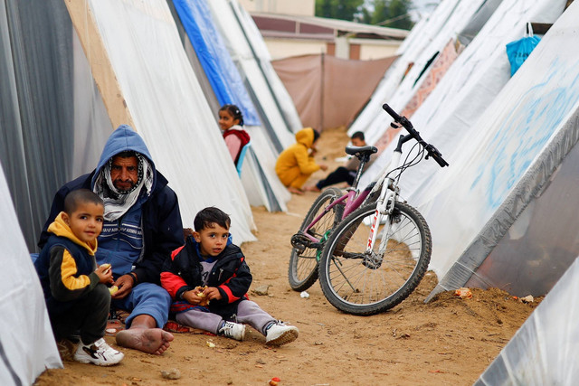 Warga Palestina, yang meninggalkan rumah mereka akibat serangan Israel, berlindung di tenda pengungsian sementara di Rafah, Jalur Gaza selatan, Selasa (2/1/2024). Foto: Ibraheem Abu Mustafa/REUTERS