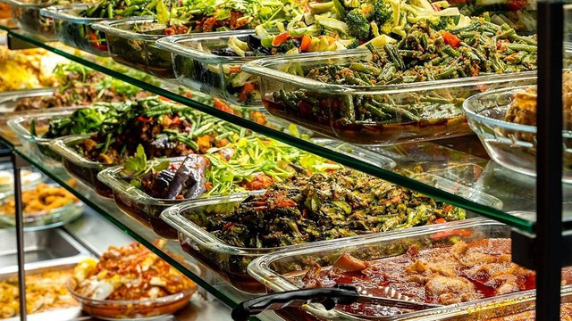 Aneka masakan di restoran Padang, Chopstix and Rice Singapura. Foto: Instagram/@chopstixandricesg