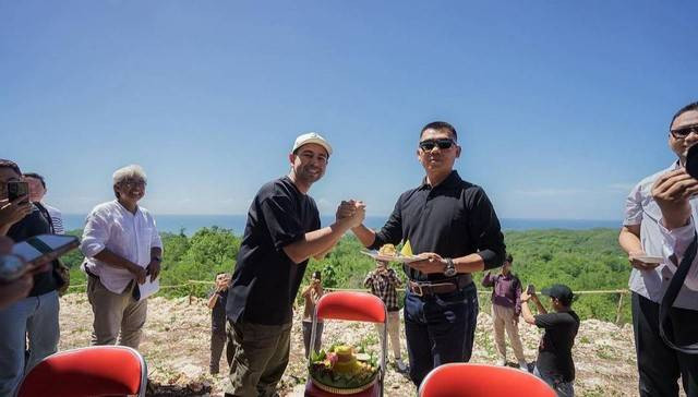 Raffi Ahmad (kiri) dan Bupati Gunungkidul, Sunaryanta (kanan) saat acara peletakan batu pertama beach club Raffi Ahmad cs di Pantai Krakal. Foto: Dok. Instagram @raffinagita1717