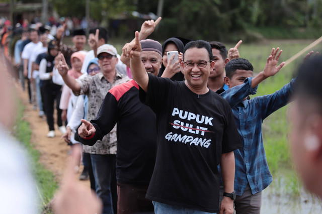 Anies Makan Bajamba bersama para petani Solok Padang Lindang, Rabu (3/1). Foto: Dok. Istimewa