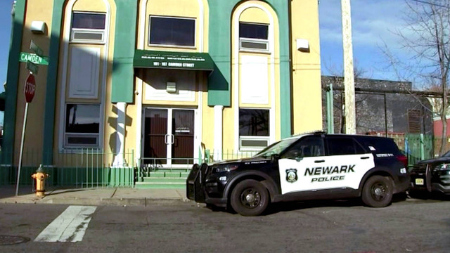 Sebuah kendaraan Polisi Newark diparkir di luar Masjid Muhammad-Newark setelah penembakan Imam Hassan Sharif di Newark, New Jersey, AS, Rabu (3/1/2024). Foto: WABC via AP