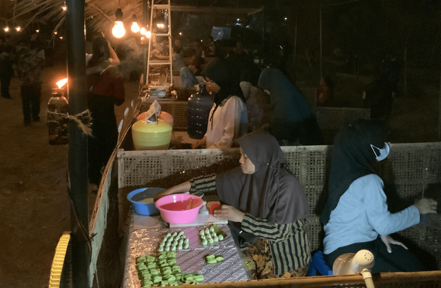 |Proses pembuatan kipo oleh M mulai dari adonan hingga proses pemanggangannya dalam acara Festival Budaya Kotagede, pada Minggu, 12 November 2023