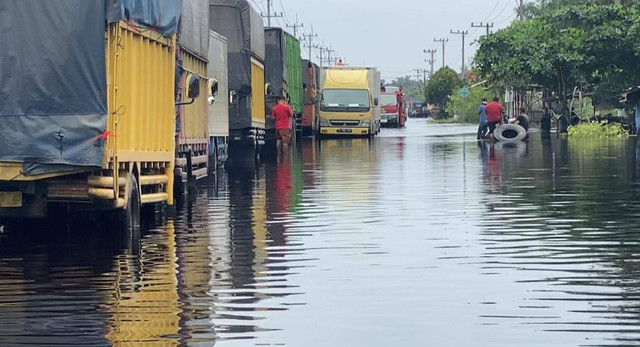 Akses utama Jalan Lintas Timur Riau - Jambi, kilometer 76, Pangkalan Kerinci, Kabupaten Pelalawan, Riau, terputus akibat banjir. Foto: kumparan
