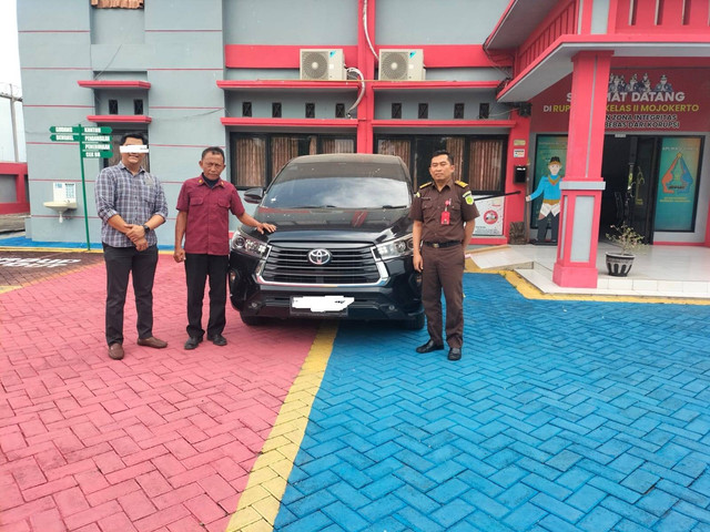 Rupbasan Mojokerto Kembalikan Mobil Toyota Mewah Hasil Pelanggaran Lalu Lintas
