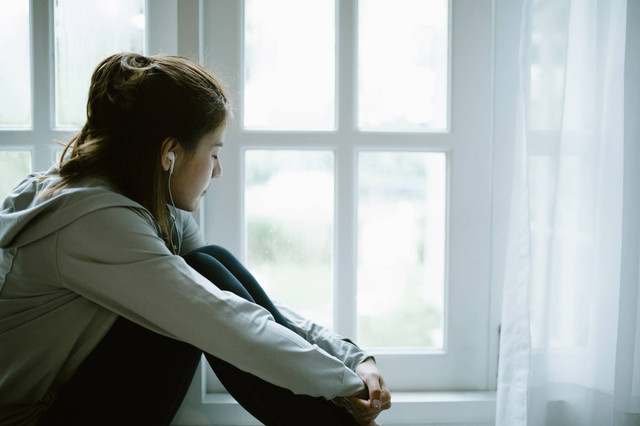 Ilustrasi perempuan mendengarkan lagu sedih saat patah hati. Foto: AnemStyle/Shutterstock
