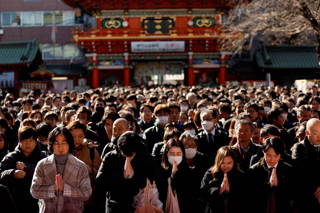 Pengunjung memanjatkan doa pada hari kerja pertama Tahun Baru di kuil Kanda Myojin, di Tokyo, Jepang, Kamis (4/1/2024). Foto: Issei Kato/REUTERS