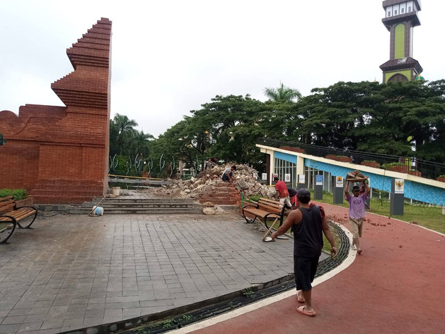 Para pekerja saat sedang mengangkut puing-puing bekas reruntuhan gapura Taman Pataraksa, Kecamatan Sumber, Kabupaten Cirebon yang ambruk, Kamis (4/1). Foto: Tarjoni/Ciremaitoday