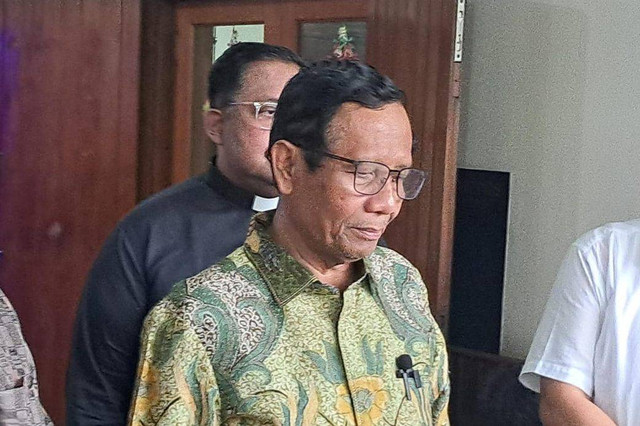 Menkopolhukam Mahfud MD silaturahmi ke Mgr Kardinal Suharyo di Wisma Keuskupan Katedral, Jakarta Pusat, Kamis (4/1/2024). Foto: Annisa Thahira Madina/kumparan