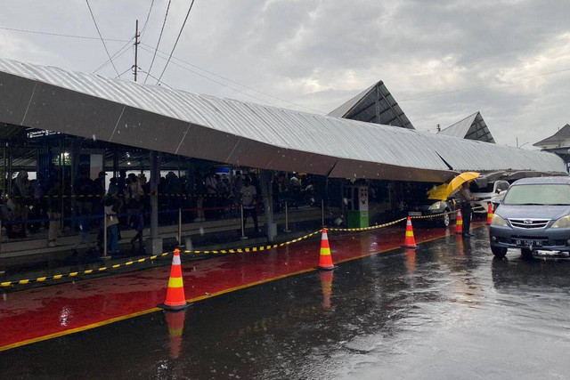 Kanopi drop zone di sisi selatan Stasiun Tugu Yogyakarta jatuh akibat hujan dan angin kencang, Kamis (4/1/2024). Foto:  KAI Daop 6