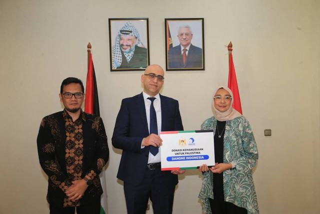Penyerahan bantuan kemanusiaan untuk Palestina yang dilakukan oleh Danone Indonesia kepada Ahmed Metani selaku perwakilan Kedutaan Besar Palestina di Indonesia. Foto: dok. Danone