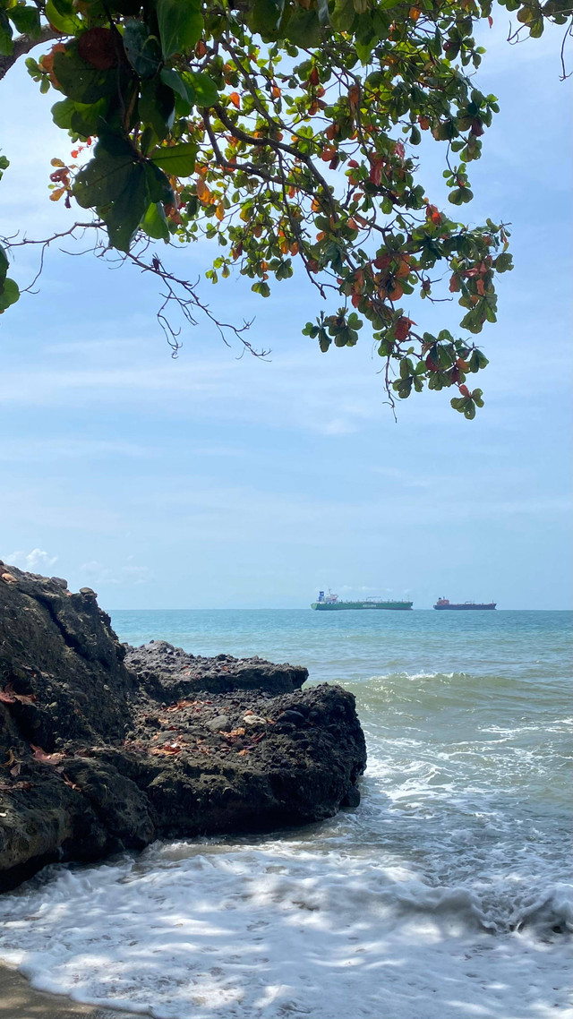 Pemandangan Pantai Karangbolong di Pulau Nusakambangan, Sumber: dokumen pribadi