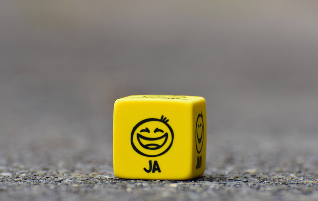 Foto: https://www.pexels.com/photo/yellow-cube-on-brown-pavement-208147/