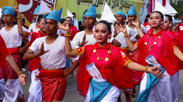Ilustrasi Apa Hubungan Jumlah Penari dengan Pola Lantai Tarian. Sumber Unsplash/Julian Libastirani