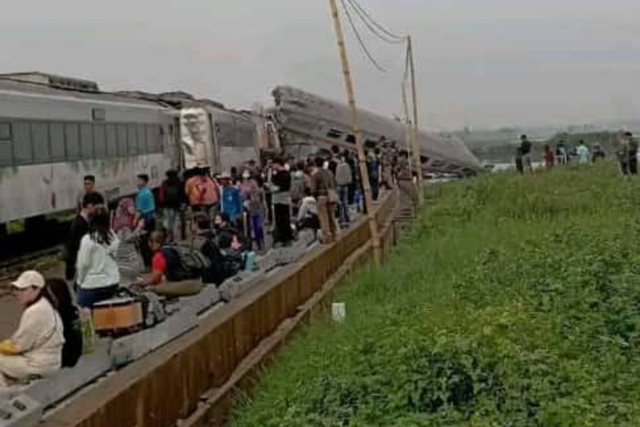 Kecelakaan Kereta Lokal Bandung Raya dengan Kereta Turangga di Cicalengka, Kabupaten Bandung, Jawa Barat, Jumat (5/1/2024). Foto: Dok. Istimewa