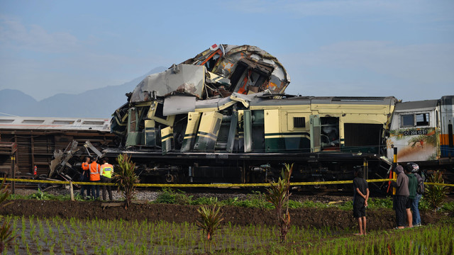 Sejumlah warga melihat kereta api lokal Bandung Raya yang bertabrakan dengan kereta api Turangga di Cicalengka, Kabupaten Bandung, Jawa Barat, Jumat (5/1/2024). Foto: ANTARA FOTO/Raisan Al Farisi