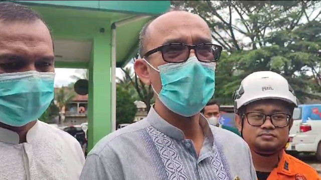 Keterangan Dirut RSUD Cicalengka, Achmad Hanafi, terkait kecelakaan kereta di Cicalengka, Juamt (4/1/2024). Foto: Rachmadi Rasyad/kumparan