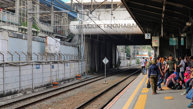 Cara ke Stasiun Tanah Abang dengan transportasi umum, foto: Unsplash/Rizki Oceano