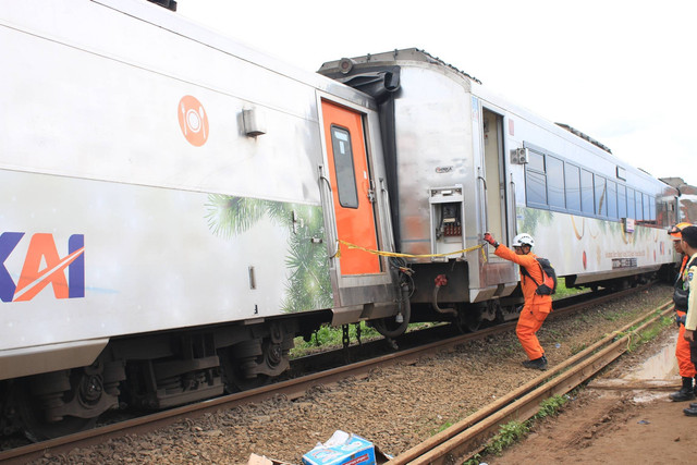 Lokasi korban terjepit pada kecelakaan kereta api lokal Bandung Raya dengan kereta api Turangga di Cicalengka, Kabupaten Bandung, Jawa Barat, Jumat (5/1/2024). Foto: kumparan