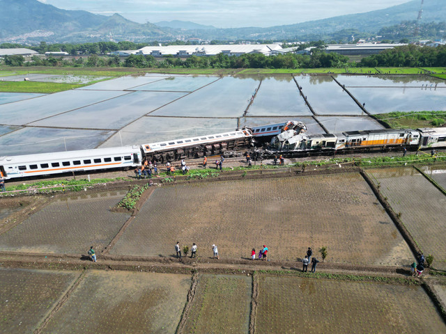 Foto udara kereta api lokal Bandung Raya yang bertabrakan dengan kereta api Turangga di Cicalengka, Kabupaten Bandung, Jawa Barat, Jumat (5/1/2024). Foto: Rizal Fs/Biro Adpim Jabar