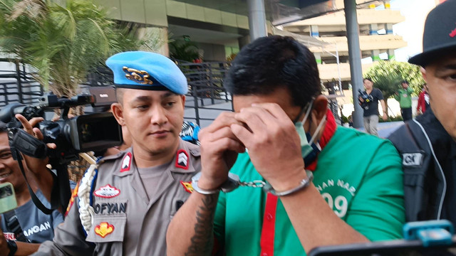 Ibra Azhari dan NN jalani pemetiksaan kesehatan di Bidokes Polres Jakarta Barat, Jumat (5/1). Foto: Giovanni/kumparan