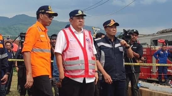 Dirjen Perkeretaapian Kementerian Perhubungan, Mohammad Risal Wasal, saat meninjau lokasi kecelakaan kereta api di Cicalengka, Kabupaten Bandung. Foto: Rachmadi Rasyad/kumparan