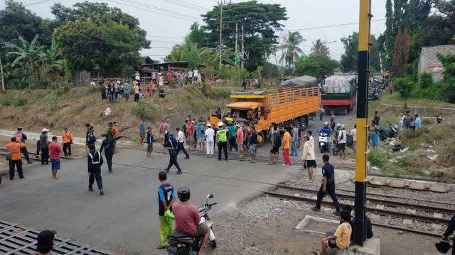 Dua kendaraan truk tabrakan di perlintasan kereta api JPL 19, di KM 12+124 antara Stasiun Argopuro-Stasiun Banyuwangi Kota, Jumat (5/1/2024). Foto: Dok. Humas Daop 9 Jember