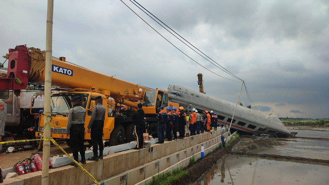 Crane mulai dioperasikan untuk evakuasi kereta api yang kecelakaan di Cicalengka, Kabupaten Bandung. Foto: Rachmadi Rasyad/kumparan