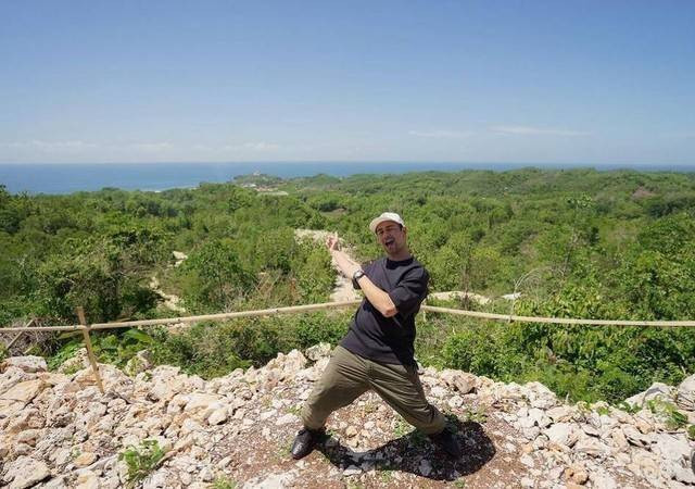Raffi Ahmad berfoto di kawasan Pantai Krakal, Gunungkidul, yang akan dibangun beach club terbesar di Indonesia dan ratusan villa. Foto: Dok. Instagram @raffinagita1717