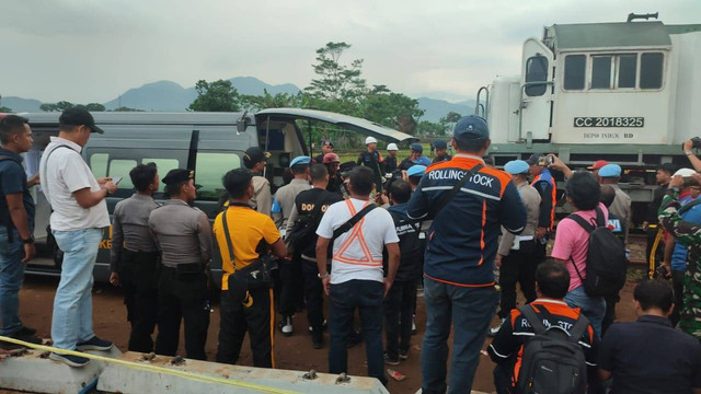 Jenazah petugas PAM Cimekar yang berhasil dievakuasi dari gerbong kereta.  Foto: Rachmadi Rasyad/kumparan