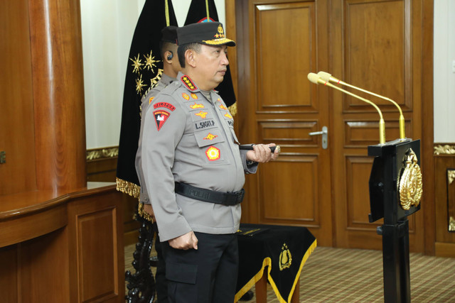 Kapolri Jenderal Listyo Sigit Prabowo memimpin upacara serah terima jabatan di Mabes Polri, Jakarta, Kamis (4/1). Foto: Dok Polri