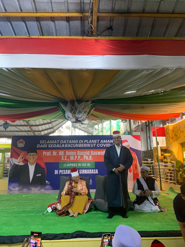 Capres nomor urut 1 Anies Baswedan berkunjung ke Pesantren Sirnarasa di Desa Ciomas, Kecamatan Panjalu, Tasikmalaya, Jawa Barat, Kamis (4/1). Foto: Dok. Istimewa