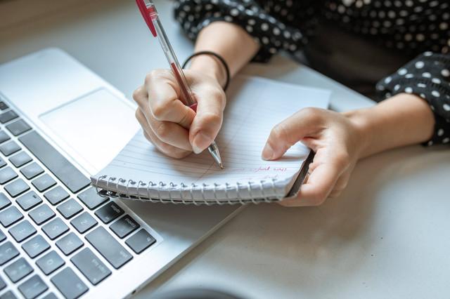 10 Pantun Demokrasi yang Bijak dan Bagus. Foto:Pexels/RDNE Stock project.