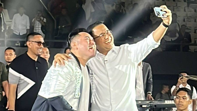 Momen saat Anies Baswedan dan Nassar foto bersama. Foto: Haya Syahira/kumparan