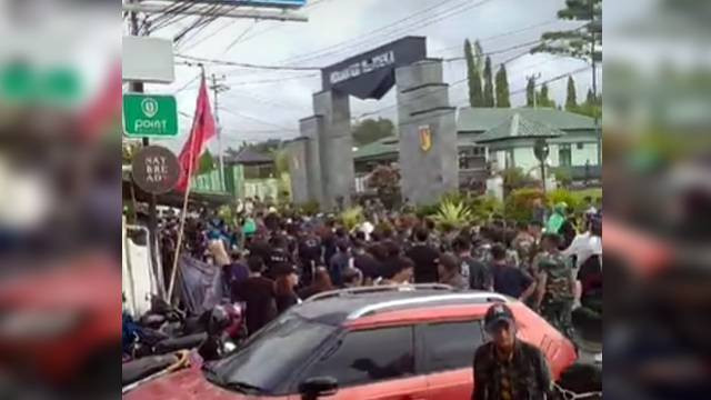 Potongan video bentrok yang terjadi di depan Markas Kodam XIII/Merdeka yang dipicu oleh iringan pengantar jenazah menggeber gas sepeda motor yang menggunakan knalpot brong.